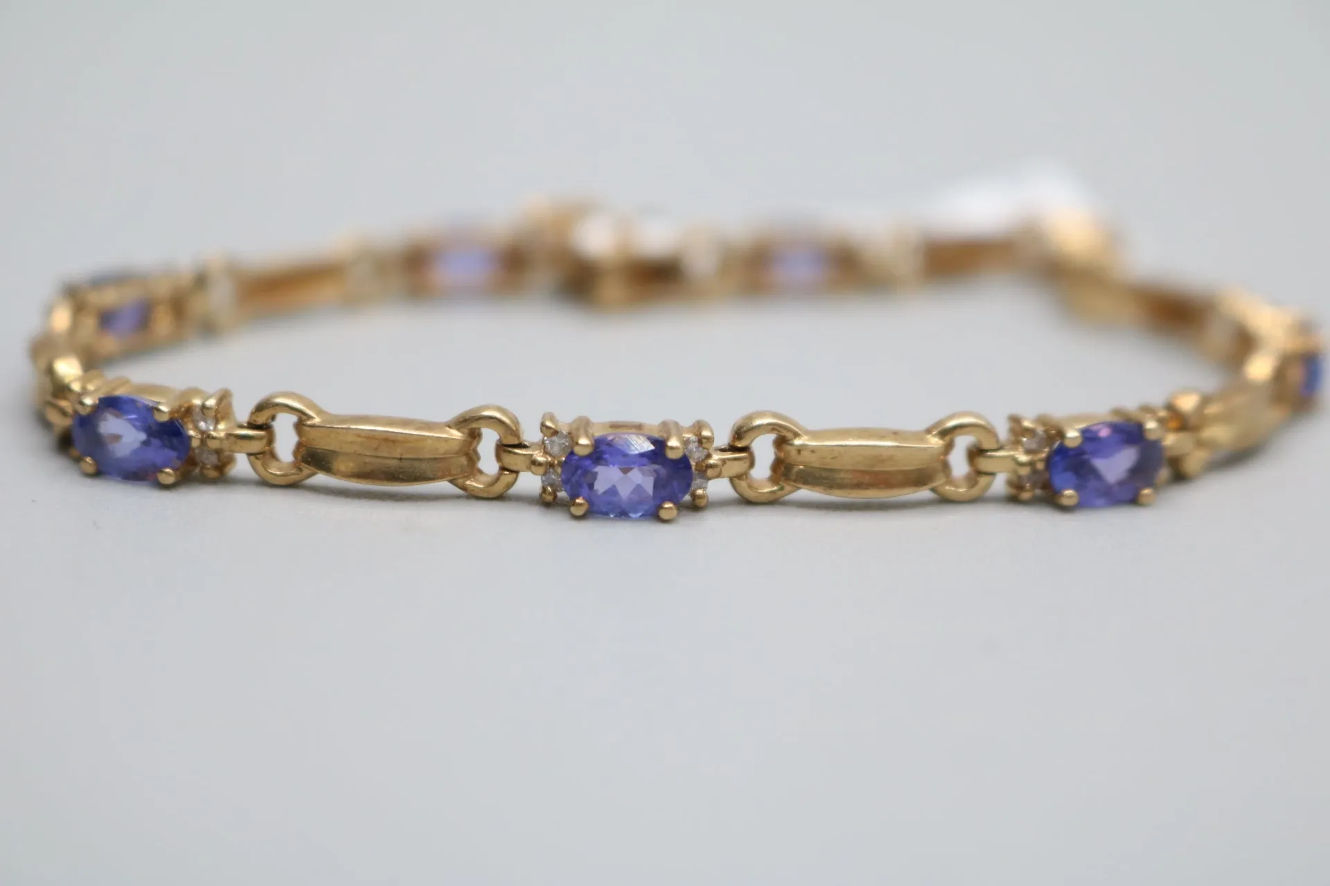 14K Yellow Gold Diamond and Purple Stone Bracelet (7 Inches) (0.32 CTW)