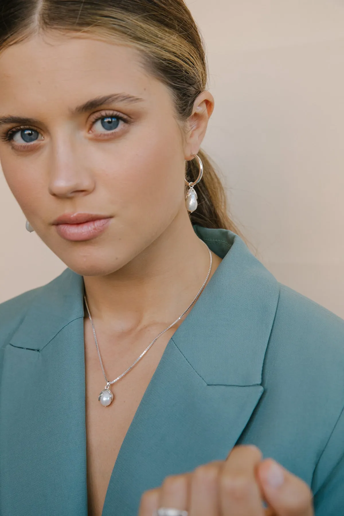 Pearl leaf pendant silver