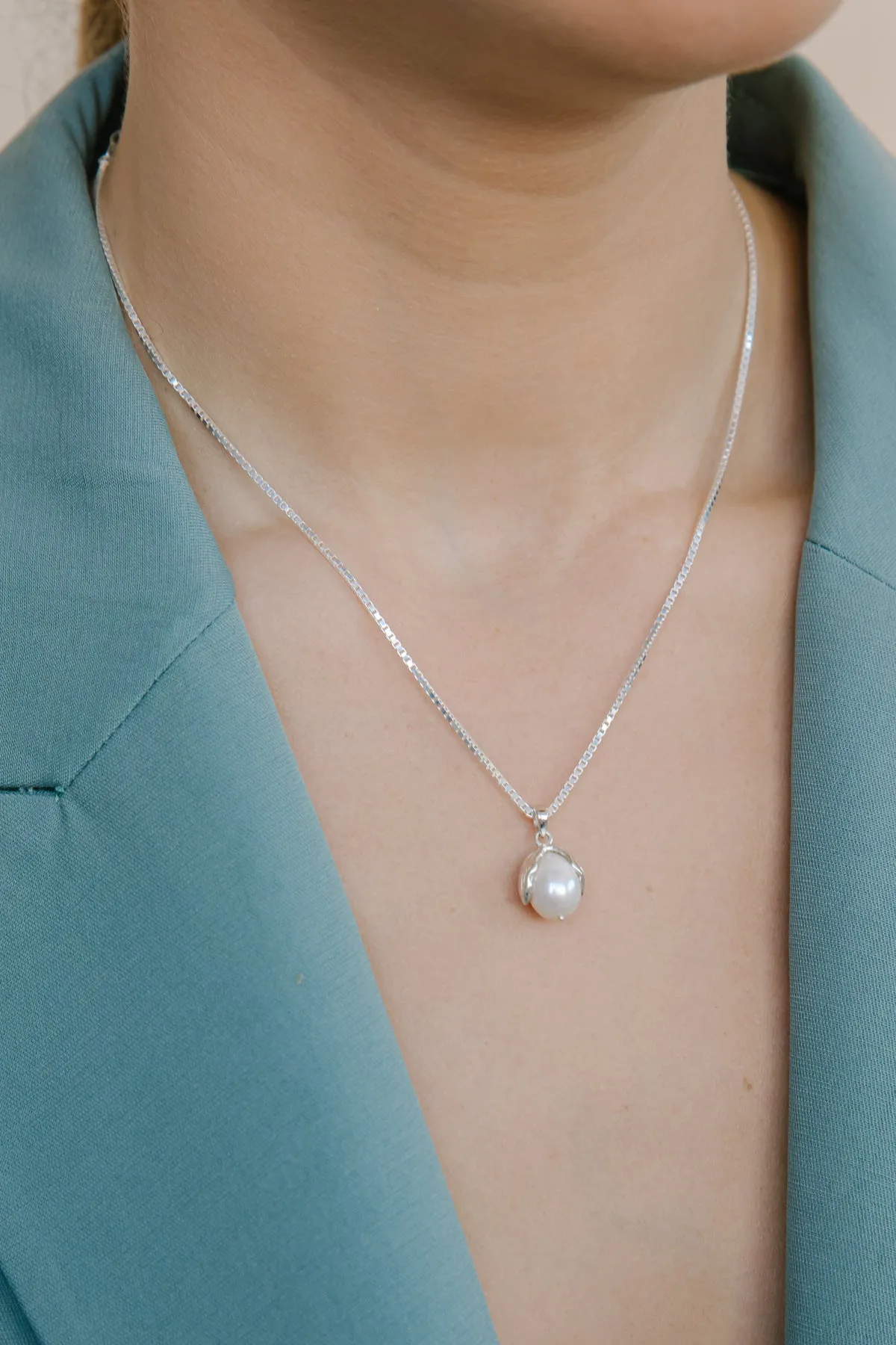 Pearl leaf pendant silver
